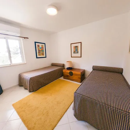 Appartamento With 2 Bedrooms In Balaia, Olhos De água,